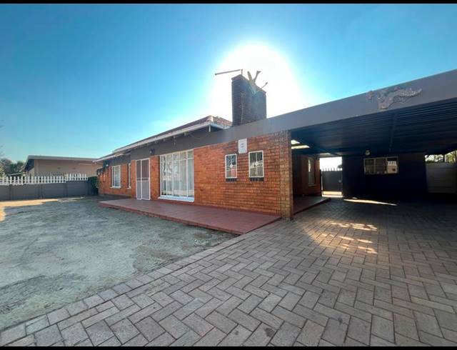 10 BEDROOM HOUSE FOR SALE IN KEMPTON PARK CENTRAL